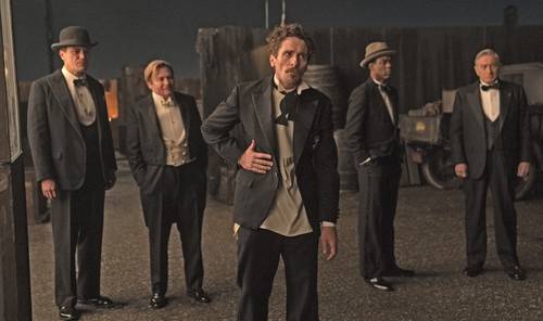 Fotograma de Ámsterdam, de David O. Russell, con actuaciones de Robert de Niro, Christian Bale y John David Washington.