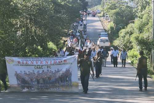 Unas mil personas, entre estudiantes, ciudadanos, comerciantes y transportistas, marcharon ayer junto con integrantes de la Coordinadora Regional de Autoridades Comunitarias-Policía Comunitaria en el poblado de Santa Cruz del Rincón, municipio de Malinaltepec, Guerrero, en donde hace 27 años se fundó la CRAC.