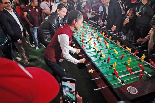 La jefa de Gobierno, Claudia Sheinbaum, inauguró el Fan Day del tour de la Copa Mundial de Futbol Qatar 2022 en la Utopía Meyehualco, donde aprovechó para echarse una cascarita de futbolito de mesa.