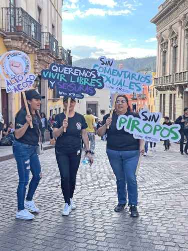 Voluntarias del Instituto para las Mujeres Guanajuatenses, que emprendió una campaña para promover espacios libres de acoso y violencia durante la celebración del Cervantino.