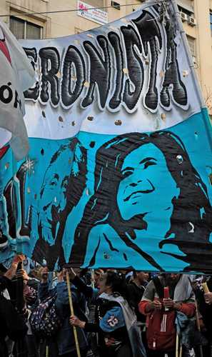 Manifestantes colmaron ayer la Plaza de Mayo, en Buenos Aires.