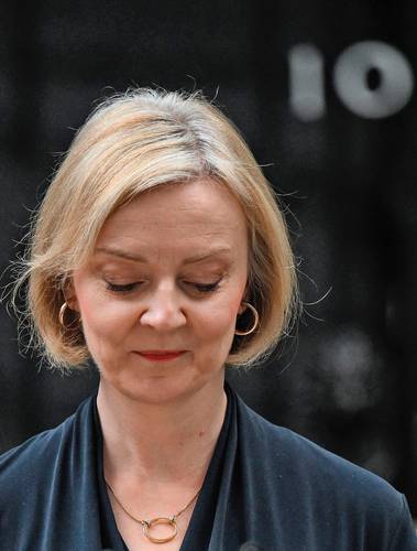  La primera ministra británica, Liz Truss, al anunciar su dimisión. Ella permanecerá en el cargo hasta que el Poder Legislativo resuelva sobre su sucesor el próximo viernes. Foto Afp