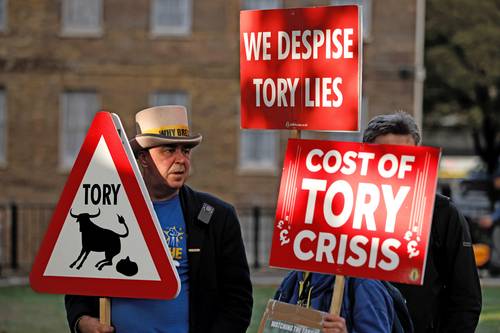  En la imagen, una manifestación frente al Parlamento británico que critica al oficialista Partido Conservador. Foto Ap
