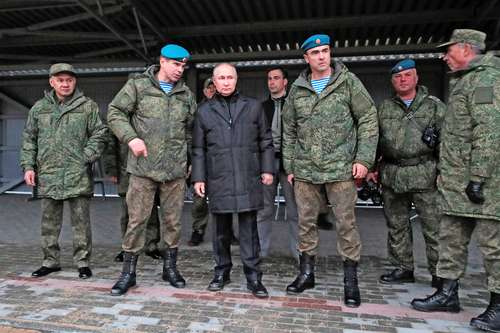 El presidente ruso, Vladimir Putin, visitó ayer un centro de entrenamiento militar del Distrito Militar Occidental para reservistas movilizados en la región de Ryazan, Rusia.
