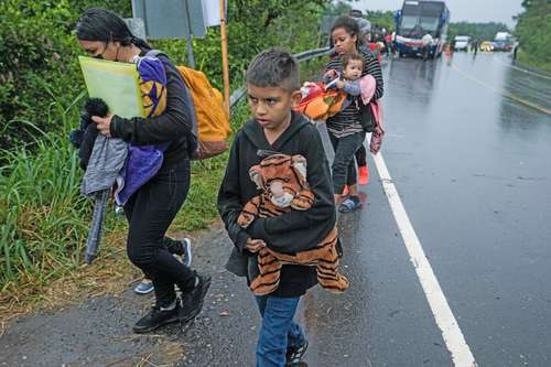 Migrantes caminan luego de que la policía los bajó de un autobús en El Cinchado, Guatemala, en la frontera con Honduras. Las autoridades desplegaron un operativo ante el aumento de migrantes que intentan cruzar el país para ir hacia Estados Unidos.