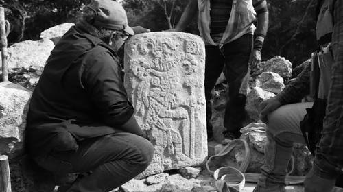  La estela maya, labrada con una deidad femenina y otra masculina, se descubrió la semana pasada en la zona arqueológica de Uxmal. En la imagen se observa a José Huchim Herrera al lado del hallazgo Foto cortesía INAH