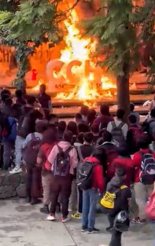  Estudiantes del plantel sur de bachillerato quemaron algunas oficinas; por la noche, empleados de la Universidad Nacional informaron que el incendio había sido controlado y que no hubo heridos. Foto La Jornada