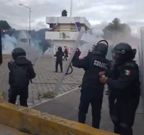 Elementos de la Secretaría de Seguridad Ciudadana estatal lanzaron gas lacrimógeno contra integrantes del Comité Estudiantil Ernesto Che Guevara de la normal rural Benito Juárez, ubicada en Panotla, Tlaxcala, el pasado jueves, lo que causó lesiones varios jóvenes.