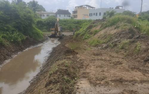 Autoridades de Cihuatlán, en la costa jalisciense, realizaron ayer trabajos de desazolve, y limpieza de canales y arroyos, ante las posibles afcetaciones por Roslyn, que evolucionó a huracán categoría 1.
