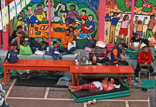 Venezuelans resist with anxiety in a shelter north of the capital Photo