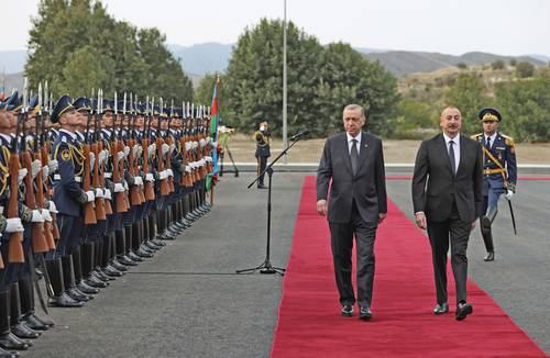 Recep Tayyip Erdogan, presidente de Turquía (a la izquierda de su par azerbaiyano, Ilhan Aliyev), intenta colocar a su país como la mayor encrucijada de Europa.