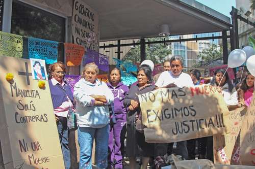 Protesta por la muerte, el 22 de octubre de 2012, de Ismael Solorio y Manuela Solís, quienes encabezaban la lucha en defensa del agua y contra la construcción de la mina El Cascabel, de la empresa canadiense Mag Silver en Chihuahua.
