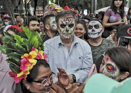 INVITADO DE HONOR EN LA PROCESIÓN DE CATRINAS. El canciller Marcelo Ebrard participó ayer en el desfile que fue del Paseo de la Reforma al Zócalo, en el que varias personas le solicitaron una fotografía.