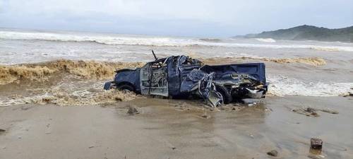 Una camioneta fue arrastrada hasta la orilla de la playa Sayulita, municipio de Bahía de Banderas, Nayarit, tras los fuertes aguaceros y vientos huracanados de Roslyn en la entidad.