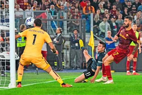 En una destacada actuación, el portero de la Roma atajó diversas llegadas a gol del Nápoles, incluido un potente disparo de Hirving Lozano.