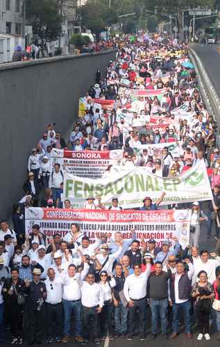 Miles de sindicalizados en educación media superior marcharon ayer del Zócalo a la Cámara de Diputados, donde legisladores se comprometieron a reasignar recursos al sector.