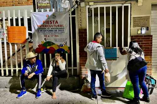Migrantes venezolanos solicitaron a la Secretaría de Relaciones Exteriores un documento que les autorice movilidad en el país. La imagen, en el refugio Cafemin de la colonia Vallejo; los letreros informan que ya no hay espacio.