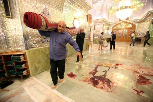 Hombres armados atacaron ayer un importante santuario chiíta en Irán, con saldo de 15 muertos y decenas de heridos. La televisión estatal atribuyó el atentado a los takfiris, término alusivo a extremistas sunitas. Sin embargo, el grupo Estado Islámico se atribuyó el ataque horas más tarde en su agencia noticiosa Amaq. Mientras, en otras partes del país se reportaron protestas al cumplirse 40 días de la muerte de Mahsa Amini, de 22 años, cuando estaba bajo custodia de la policía de la moral, que la detuvo por no usar de manera correcta el velo islámico.