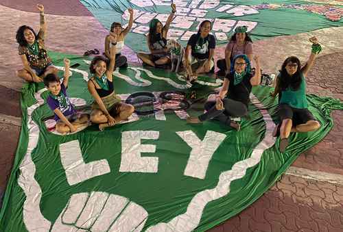 Feministas celebraron ayer en la explanada del ayuntamiento de Playa del Carmen (Solidaridad) la aprobación de la ley que permite la terminación legal del embarazo en Quintana Roo antes de las 12 semanas de gestación.
