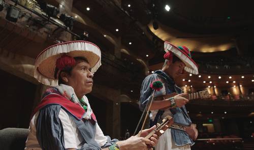 “Como mexicano estuve en medio de dos mundos. Hubo días en que me sentía destruido y suponía que no saldría”, expresa Enrique Muñoz Rizo, director del largometraje Un lugar llamado música. En la imagen, fotograma de la cinta.