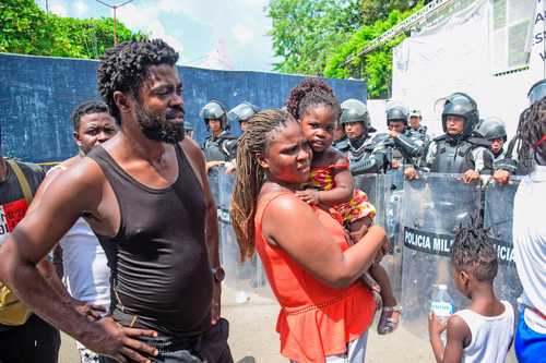 Senegaleses y angoleños protestaron en Tapachula, Chiapas, para exigir la entrega de documentos.
