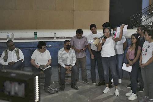 Raquel Sosa Elízaga, coordinadora nacional de las Universidades para el Bienestar Benito Juárez (sentada), acompañada del alcalde morenista de Tixtla, Guerrero, Antonio González (izquierda), se reunió en el auditorio municipal con unos 500 alumnos de la Escuela de Enfermería y Obstetricia que demandan la construcción de una sede en la comunidad Ojitos de Agua.