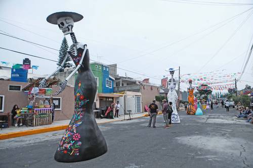  Vecinos de la calle Francisco Santiago Borras, colonia Santa Cecilia, alcaldía Tláhuac, adornaron la vía con catrinas monumentales elaboradas por el colectivo Jaen Cartonería. Foto Víctor Camacho