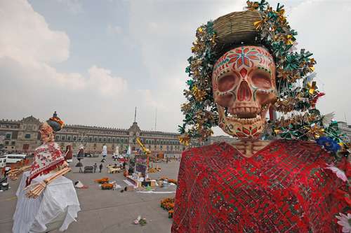  En el Zócalo, la ofrenda monumental formada por representaciones de las 32 entidades está casi lista. Foto Alfredo Domínguez