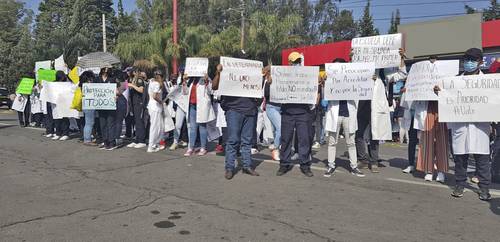 Estudiantes de la Facultad de Medicina Veterinaria y Zootecnia de la Universidad Autóno-ma de Tlaxcala bloquearon ayer la avenida Universidad, frente a la rectoría, para exigir a las autoridades garantías de seguridad a la comunidad tras el homicidio de un compañero el jueves.