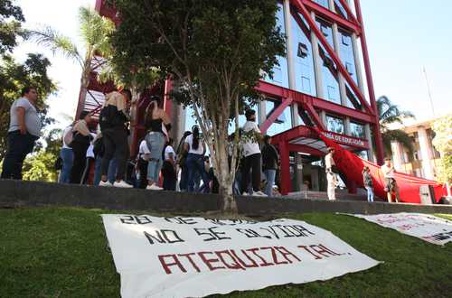 Alumnos de la normal rural de Atequiza instalaron un plantón la tarde del viernes afuera de la Secretaría de Educación de Jalisco; por la noche se retiraron.