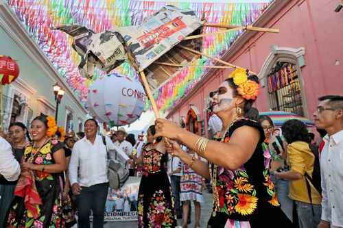Durante la Calenda en las calles del centro histórico de Oaxaca, el domingo pasado.