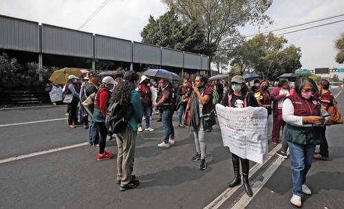 Trabajadores del gobierno capitalino del área de Envejecimiento Digno bloquearon la calzada de Tlalpan, a la altura de San Antonio Abad, para exigir que se les cubra un bono de pasaje que desde hace tres meses no se les paga.