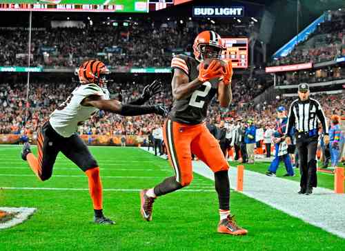 En su mejor partido del año, Cleveland se dio un festín; en la imagen Amari Cooper logra una anotación.