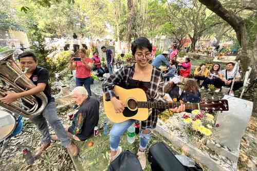 El panteón de Xilotepec se llenó de gente que llevó flores y música a sus seres queridos.