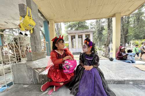 Aspecto del Día de Muertos en el cementerio de Xilotepec.