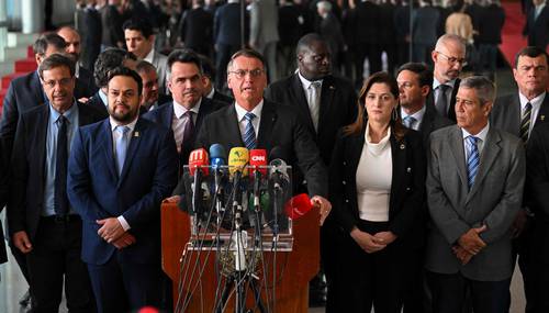  El presidente brasileño, Jair Bolsonaro (al centro), hizo declaraciones ayer, por primera vez desde su derrota en las elecciones presidenciales del domingo, en el Palacio de Alvorada en Brasilia.