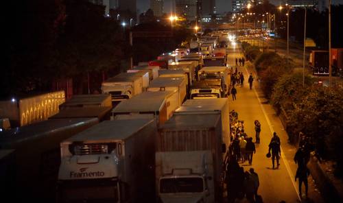  Bloqueo realizado en la carretera Castelo Branco, en las afueras de Sao Paulo, ayer. Foto Afp
