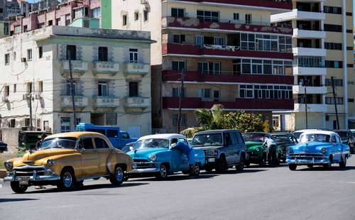 Automóviless hacen fila para cargar gasolina en una estación de La Habana, días después de que la estatal Unión Cuba-Petróleo anunciara “un déficit de la disponibilidad de combustible” y las “dificultades” en su transporte.