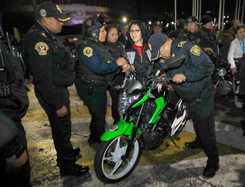 Elementos capitalinos detuvieron anoche a 19 motociclistas y remitieron al corralón 30 motos.