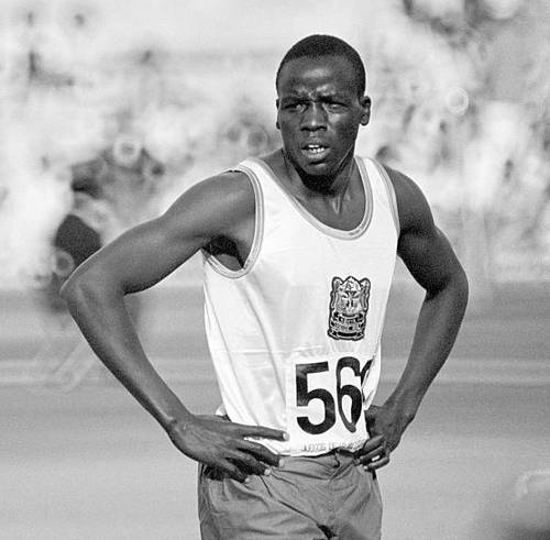 Wilson Kiprugut, primer medallista olímpico keniano, falleció ayer a los 84 años de edad. Hizo historia al conseguir para su país el bronce en los 800 metros en Tokio 1964 y obtuvo su segundo metal en México 1968 al quedarse con la plata por detrás del australiano Ralph Doubell, quien aquel día batió el récord del mundo. “Las preseas de Kiprugut fueron extremadamente valiosas, porque inspiraron después a otros atletas a brillar sobre la escena veraniega”, indicó la federación de atletismo de Kenia, potencia en esta disciplina.