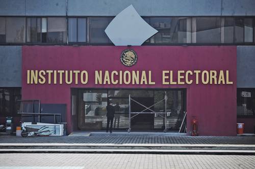 Lorenzo Córdova, presidente del INE, aseguró que las encuestas son encargadas por el organismo un par de veces al año y “publicadas, invariablemente, en el portal de transparencia del instituto”.