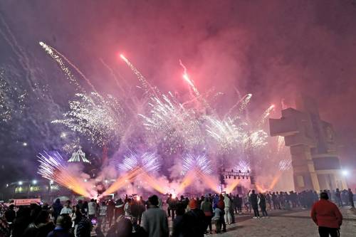 FIESTA MULTICOLOR EN LA BASÍLICA DE GUADALUPE. Como cada año, en el primer domingode noviembre, ayer se llevó a cabo la peregrinación de pirotécnicos, que culminó con una vistosa exhibición.