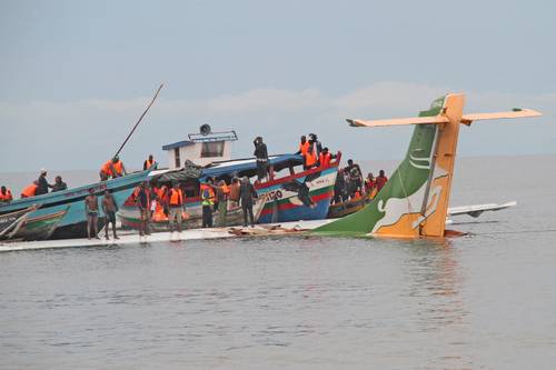 Un avión de la aerolínea Precision Air, con 43 personas a bordo, que intentaba aterrizar en un aeropuerto de Tanzania, se zambulló ayer en el lago Victoria y 19 personas murieron, informó el primer ministro de ese país, Kassim Majaliwa. Un comandante de la policía dijo que estaba lloviendo cuando la aeronave cayó en el agua. “Hemos logrado salvar a bastante gente”, dijo a la prensa el comandante de la policía provincial de Kagera, William Mwampaghale.