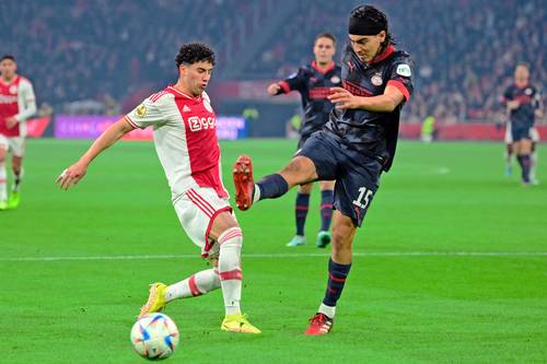 Jorge Sánchez, del Ajax, (izquierda) cometió una pifia defensiva que derivó en gol en contra.