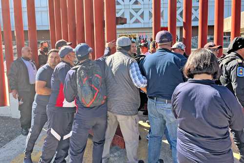 Profesores de educación media bloquearon ayer la Cámara de Diputados y vialidades en demanda de que se les asigne presupuesto para el próximo año. En la imagen, trabajadores de San Lázaro buscan salir de las instalaciones.