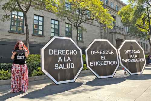 La Alianza por la Salud Alimentaria se manifestó ayer frente a la Suprema Corte, con el fin de exigir que se niegue el amparo que solicitó una refresquera en contra de las reformas de 2019 a la Ley General de Salud y a la norma oficial mexicana.