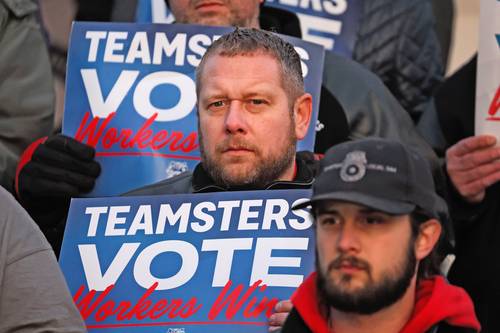  Camioneros sindicalistas se manifestaron ayer en Madison, Wisconsin, en respaldo a los candidatos demócratas. Foto Afp