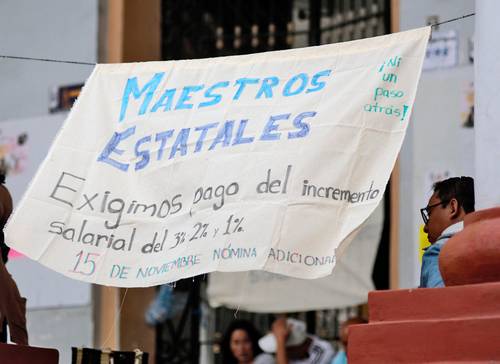 Maestros de la sección 56 del Sindicato Nacional de Trabajadores de la Educación colocaron ayer cartulinas en la escuela Enrique C. Rébsamen, en Xalapa, Veracruz, con mensajes para exigir a las autoridades estatales el cumplimiento de sus demandas.
