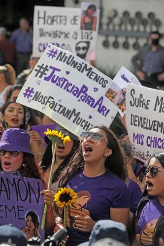 Familiares y amigos de Ariadna Fernanda López marcharon del Monumento a la Revolución a la Fiscalía General de Justicia capitalina para exigir justicia.