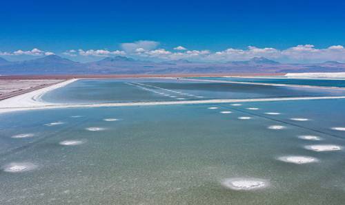 Estanques de salmuera y áreas de procesamiento del yacimiento de litio de la firma chilena Sociedad Química Minera, en el desierto de Atacama, en septiembre pasado.